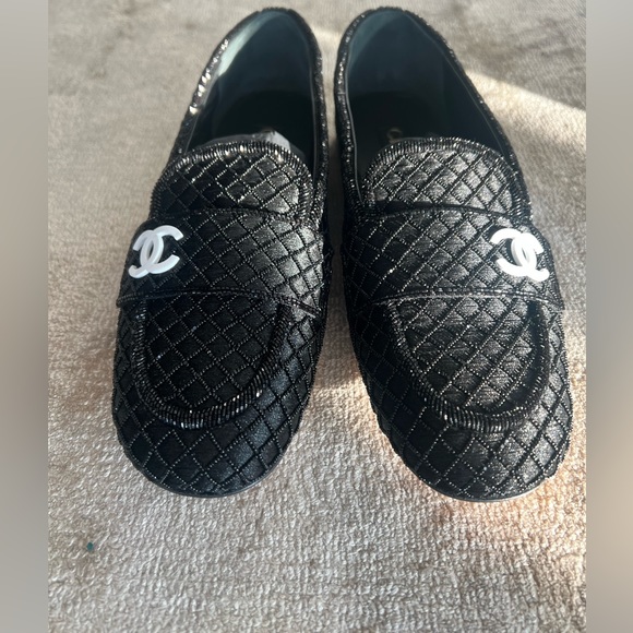 A Beautiful BRAND NEW fabric & embroidered pair of CHANEL Moccasin loafers 39.5 - Picture 1 of 15